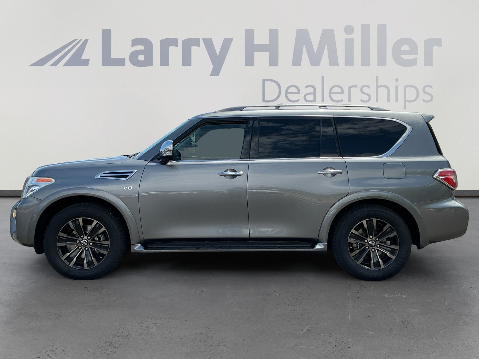 Used 2020 Nissan Armada Platinum w/ Captain's Chairs Package RWD image 2