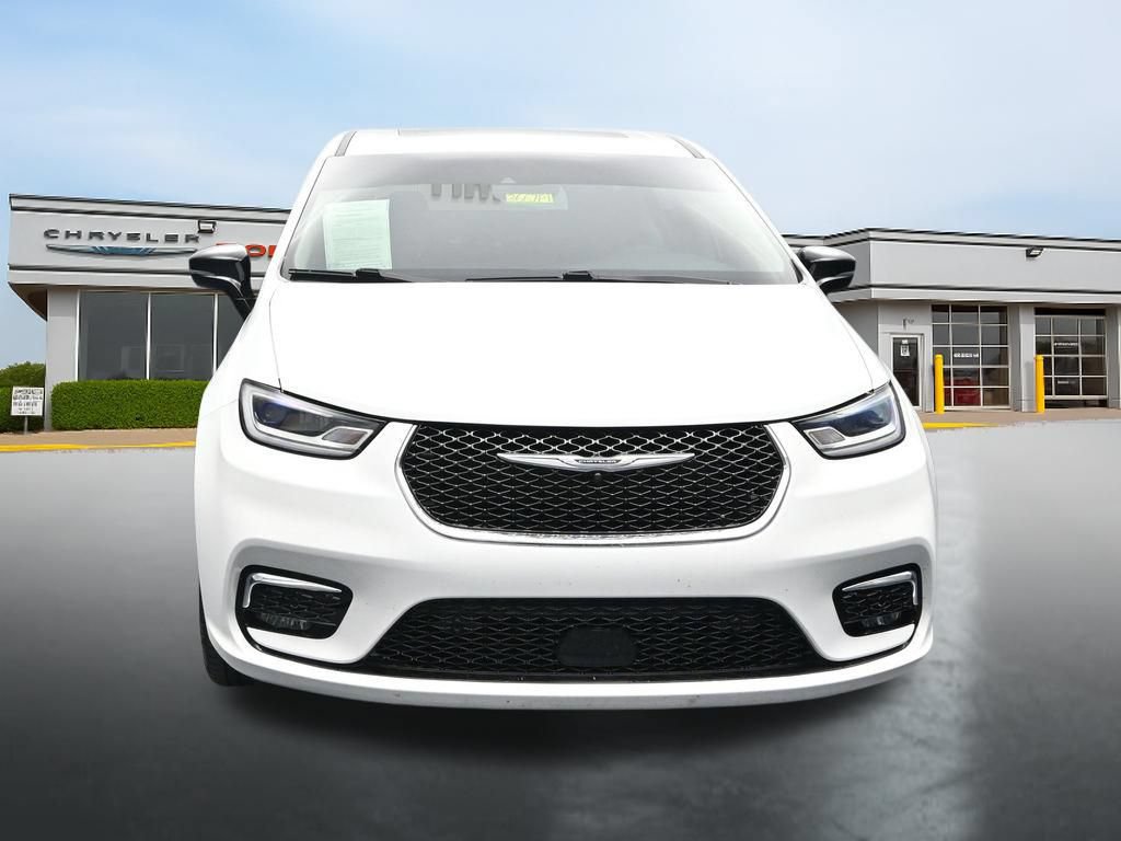 Used 2024 Chrysler Pacifica Limited w/ Uconnect Theater Family Group FWD image 8