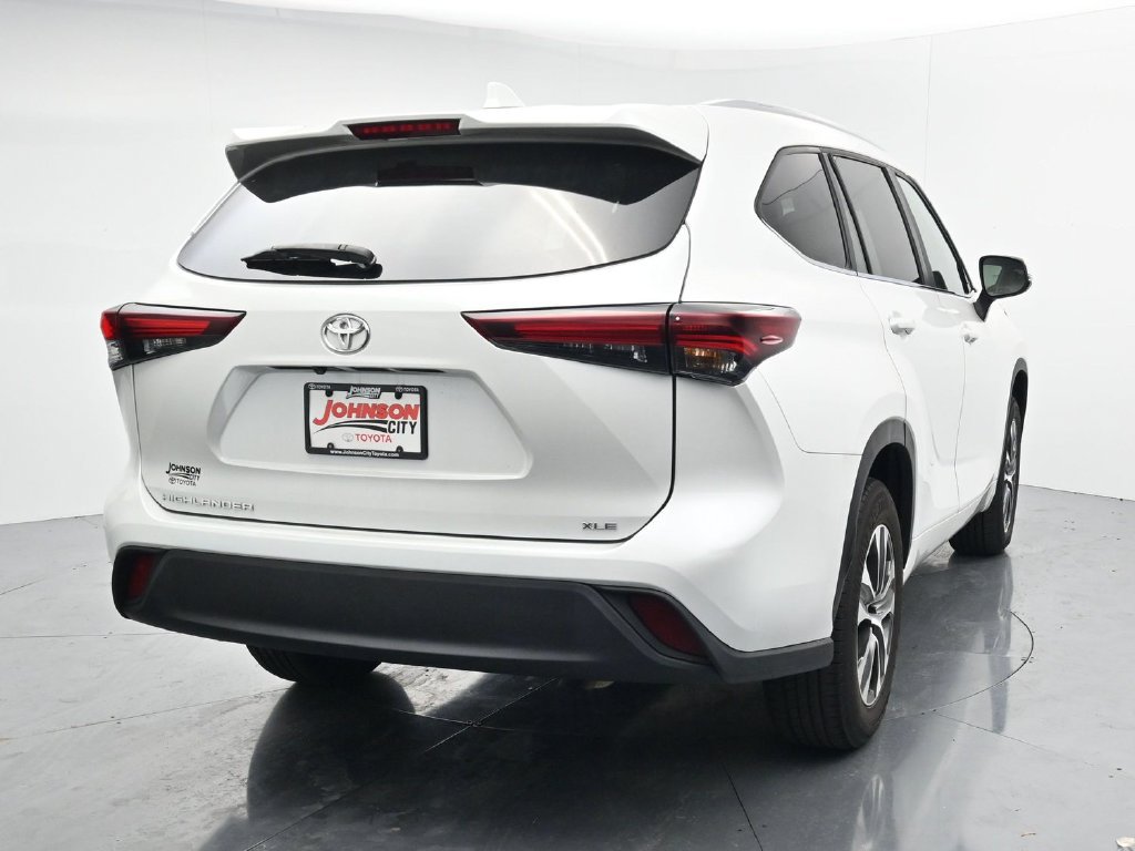 Used 2024 Toyota Highlander XLE FWD image 6