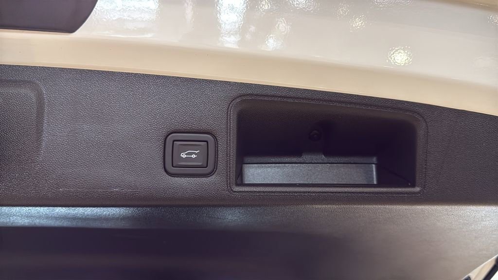 Used 2023 GMC Terrain SLE w/ Driver Convenience Package image 17