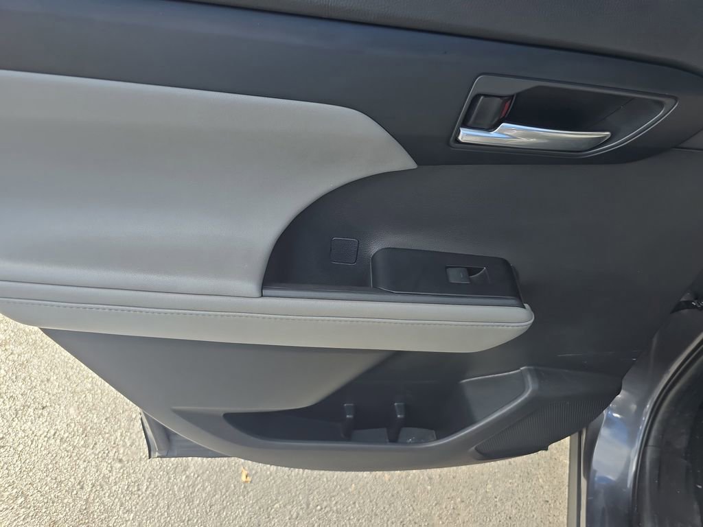 Used 2020 Toyota Highlander XLE image 10