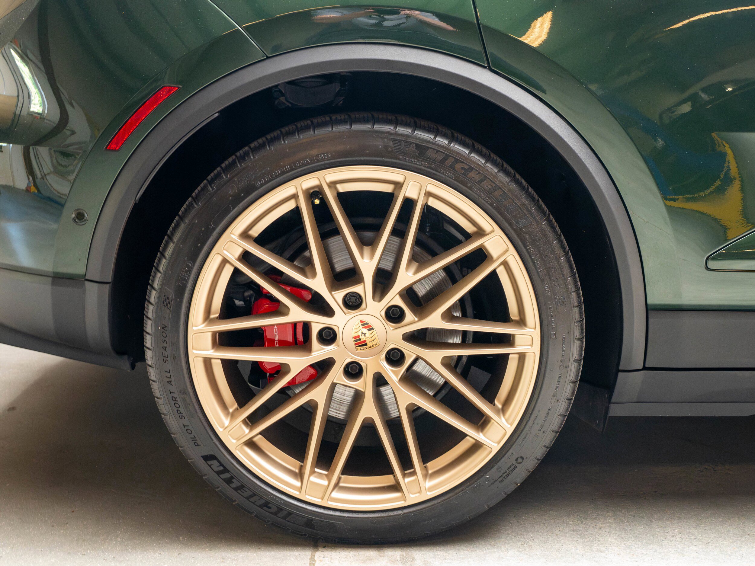 Certified 2025 Porsche Macan 4S Electric AWD/4WD image 14