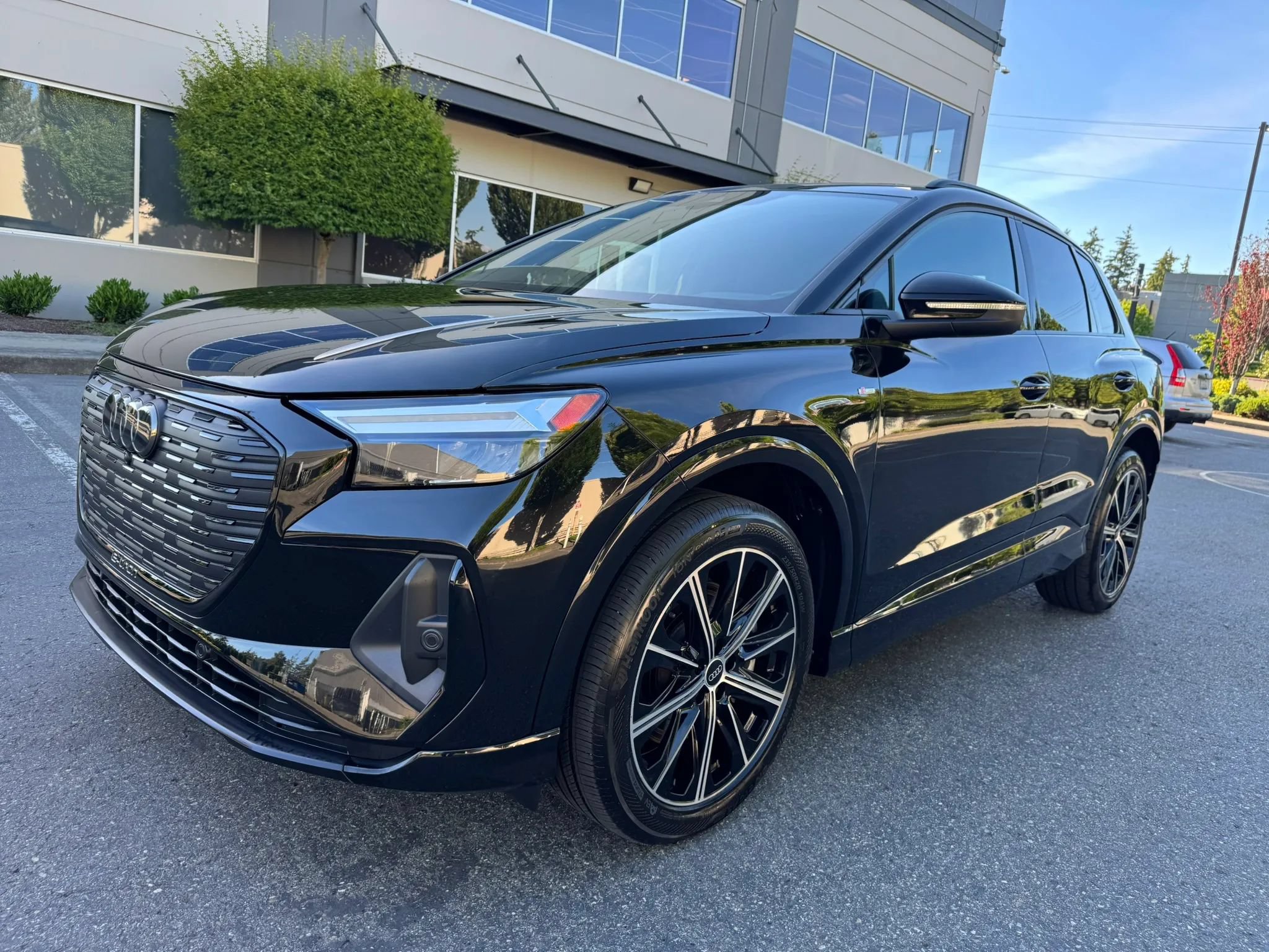 Used 2022 Audi Q4 e-tron Premium Plus w/ Premium Plus AWD/4WD image 4