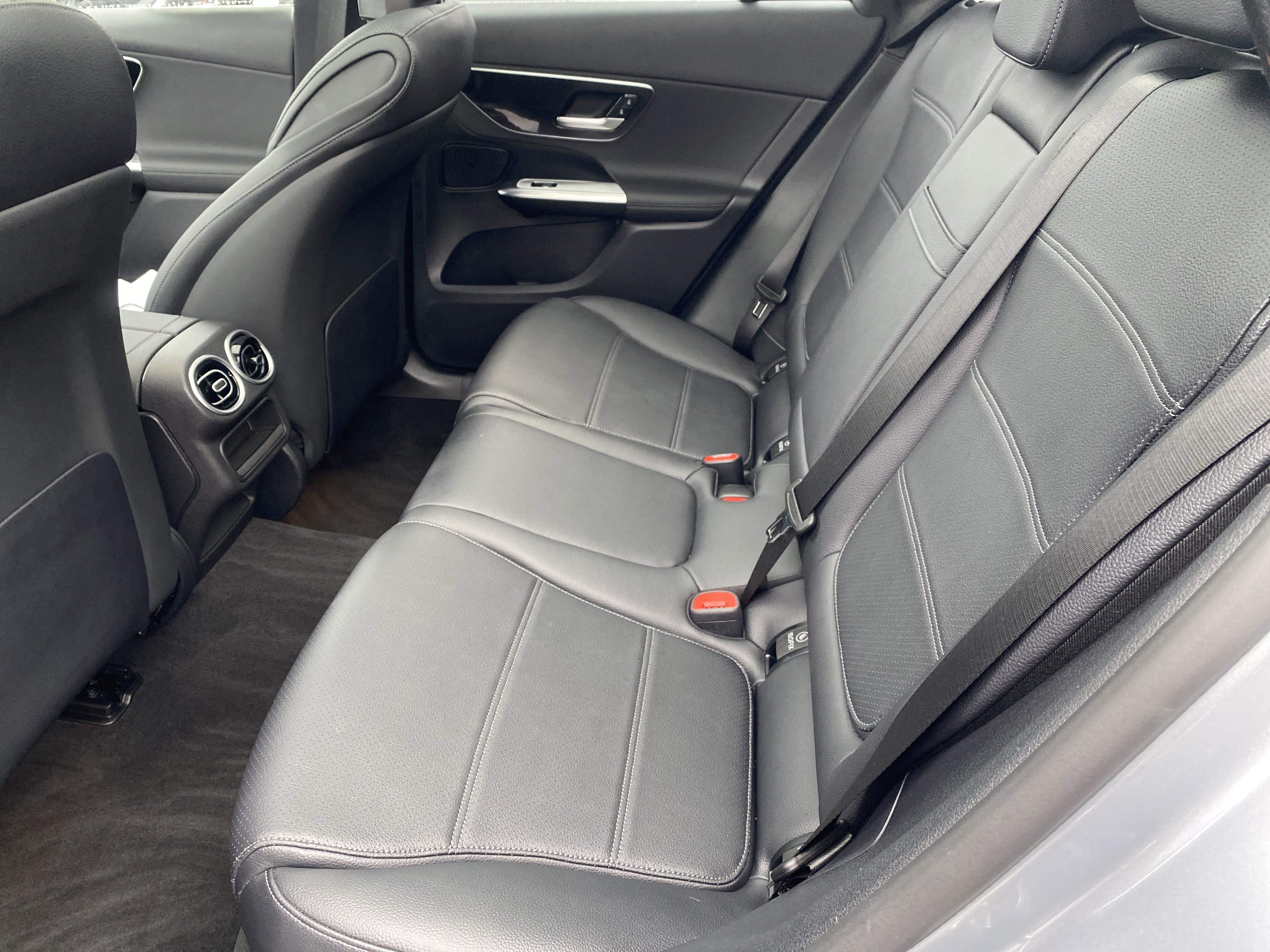 Used 2025 Mercedes-Benz GLC 300 4MATIC image 23