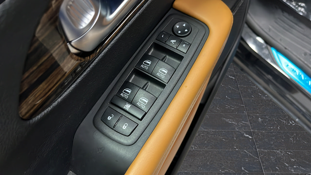 Used 2023 Chrysler Pacifica Pinnacle FWD image 22