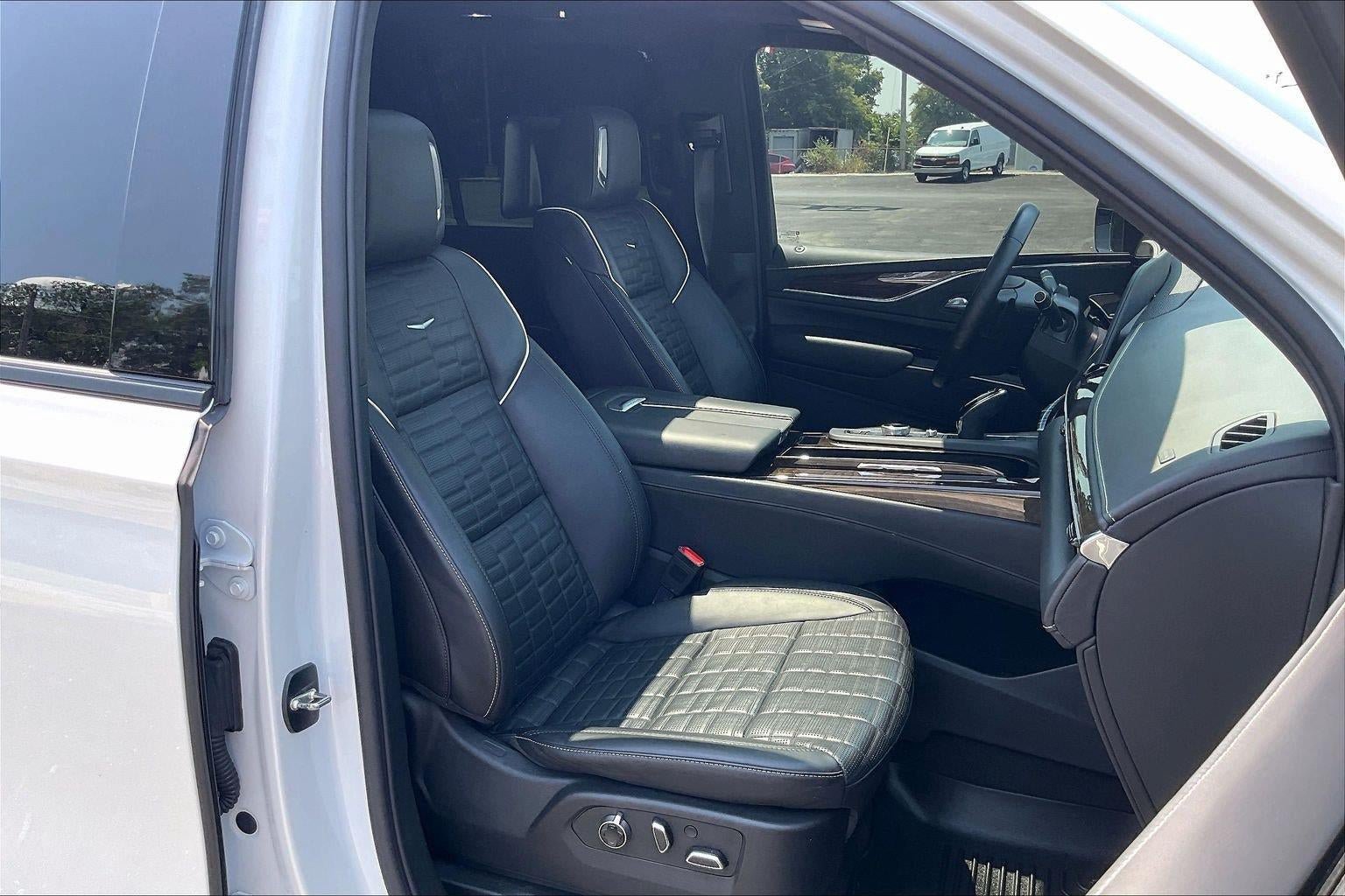 Used 2024 Cadillac Escalade Sport Platinum w/ LPO, ONYX Package AWD/4WD image 7