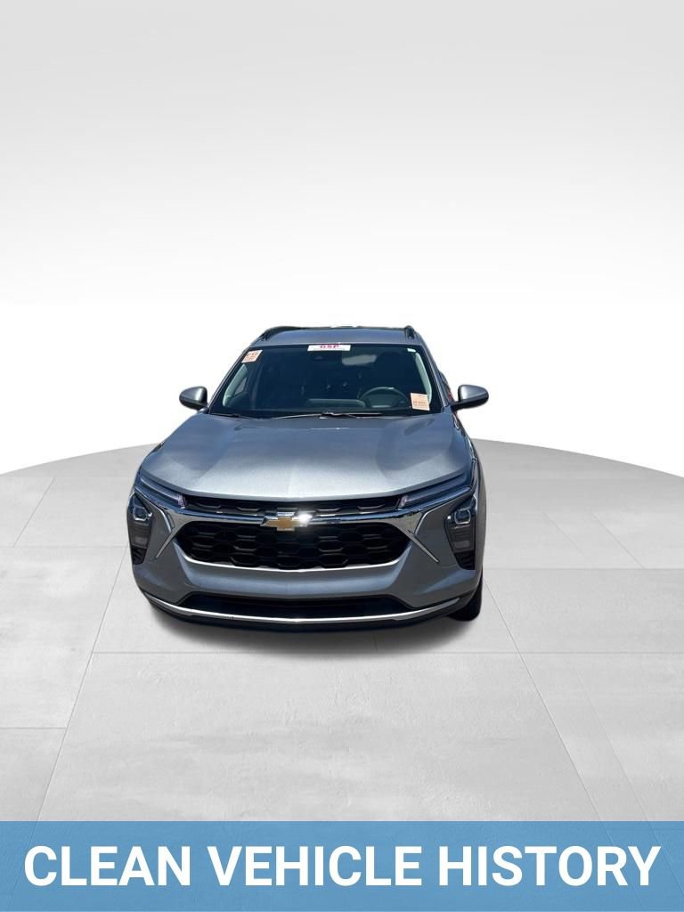 Used 2025 Chevrolet Trax LT FWD image 3