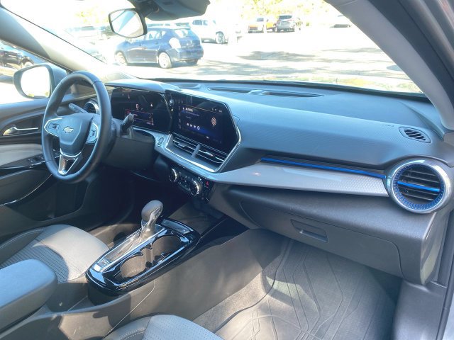 Used 2025 Chevrolet Trax LT w/ Sunroof Package FWD image 28