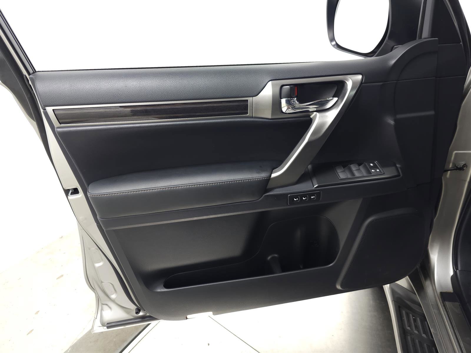 Used 2023 Lexus GX 460 Premium w/ Accessory Package AWD/4WD image 15