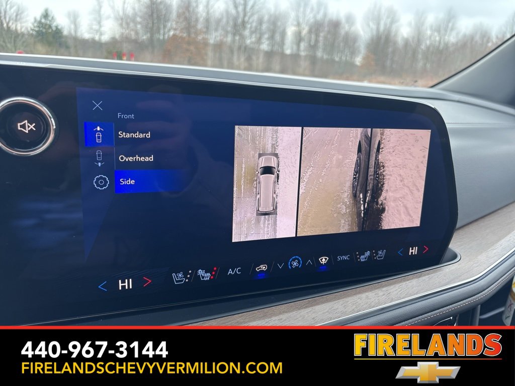 Used 2025 Chevrolet Suburban High Country image 32