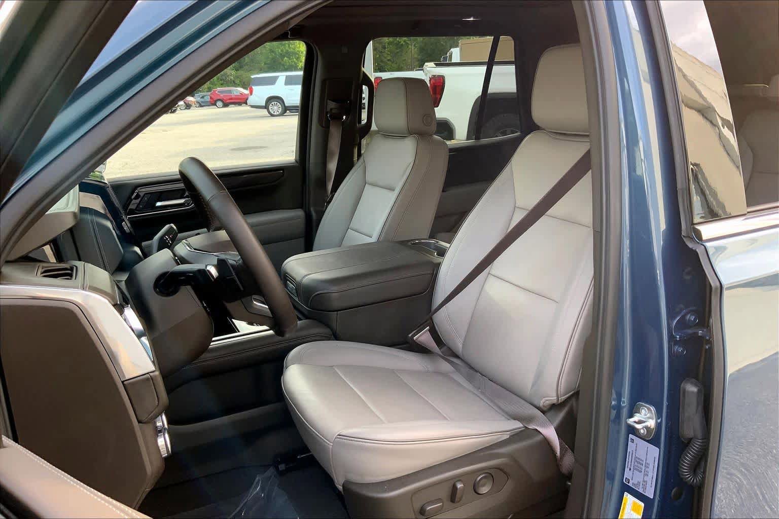 Used 2025 GMC Yukon Elevation w/ Technology Package AWD/4WD image 8