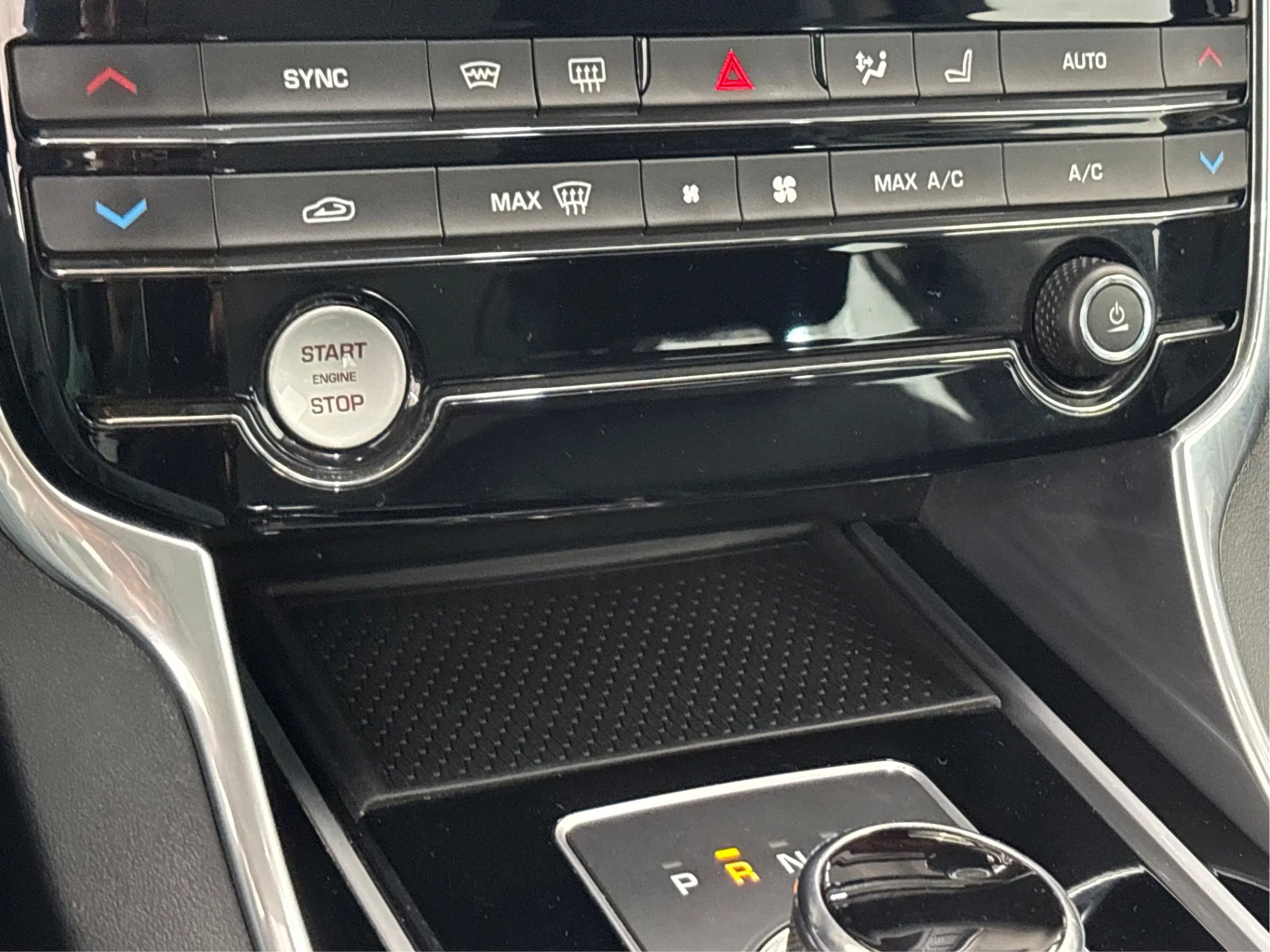 Used 2018 Jaguar XF Premium image 39