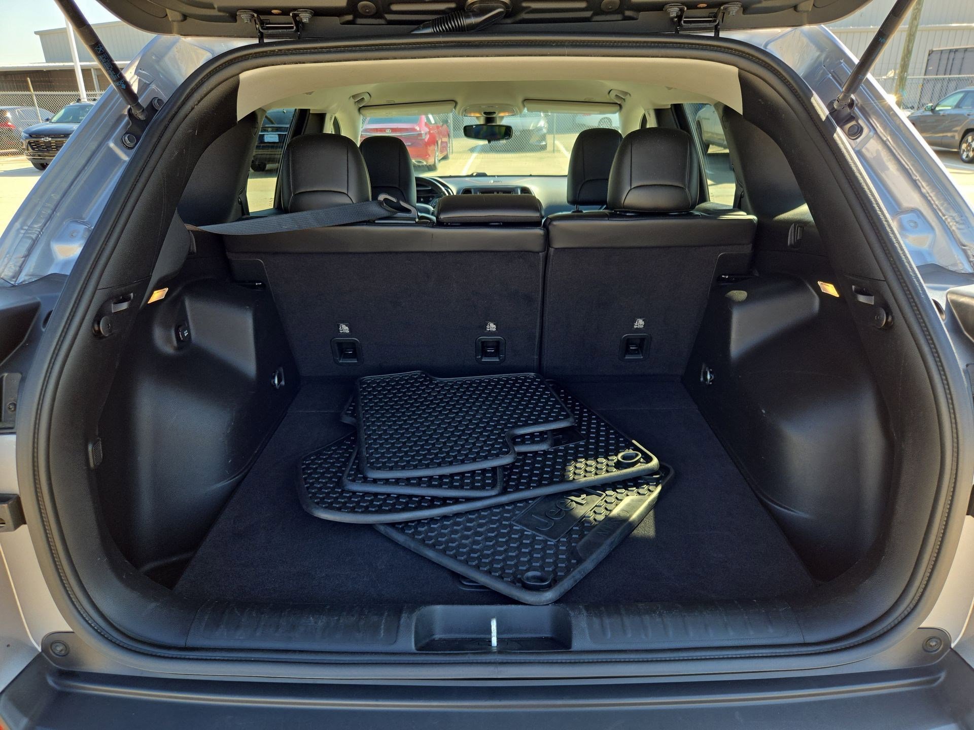 Used 2019 Jeep Cherokee Trailhawk AWD/4WD image 29