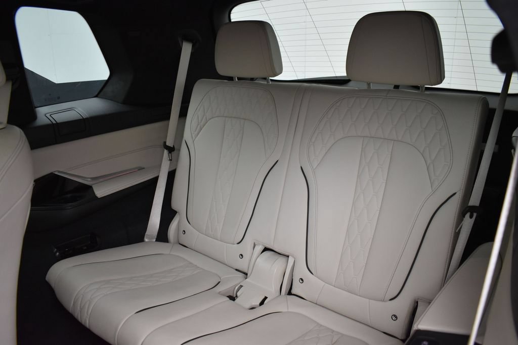 Used 2022 BMW X7 xDrive40i w/ M Sport Package AWD/4WD image 12