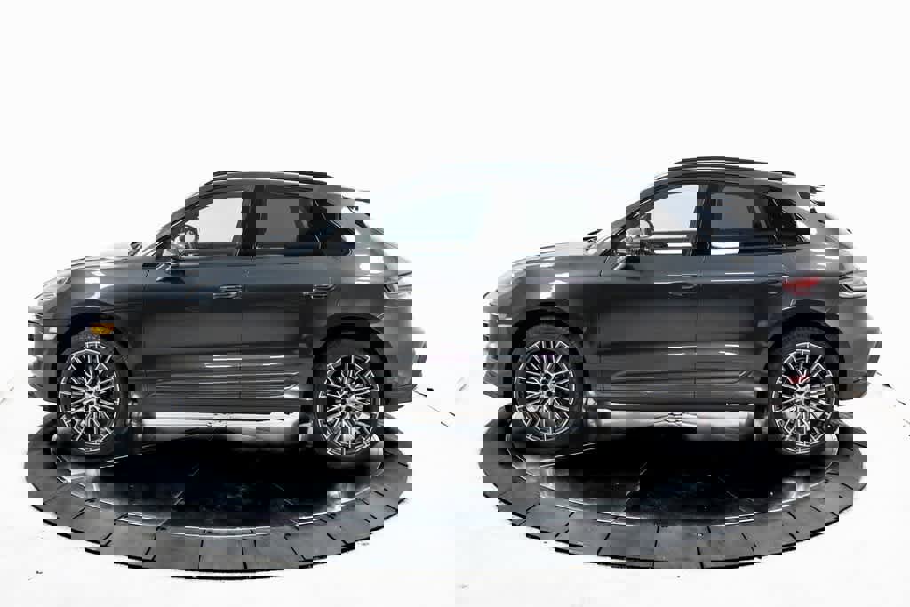 Certified 2025 Porsche Macan image 2