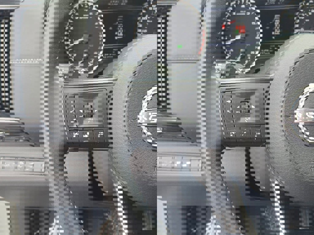 Used 2025 Nissan Pathfinder SV image 33