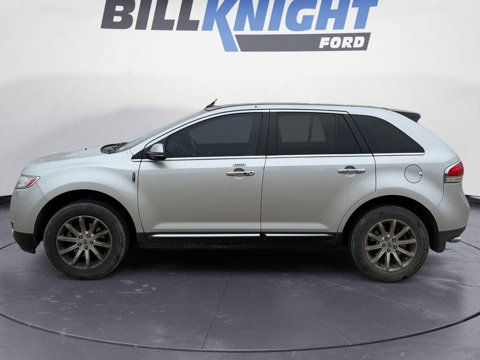 Used 2013 Lincoln MKX FWD image 2