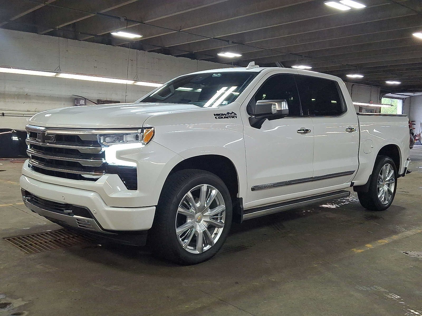 Used 2023 Chevrolet Silverado 1500 High Country w/ High Country Premium Package AWD/4WD image 3
