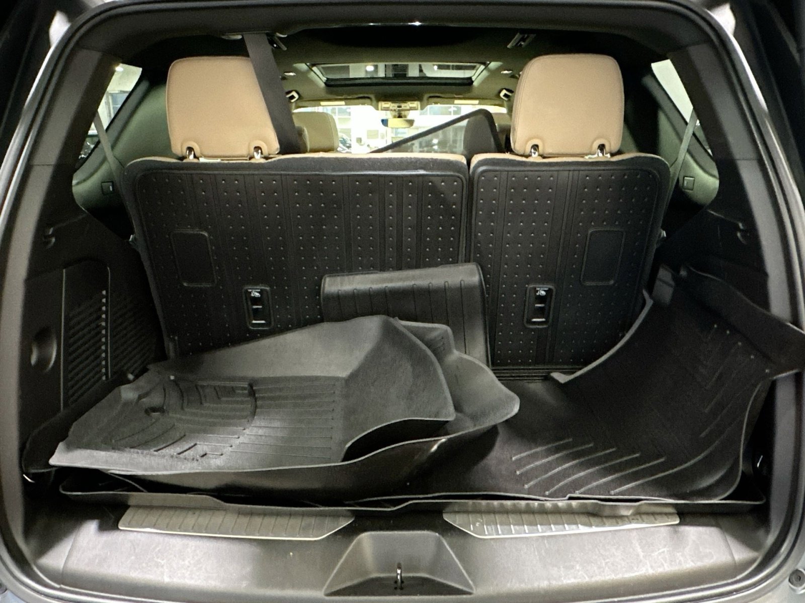 Used 2021 Chevrolet Tahoe Premier w/ Premium Package image 34