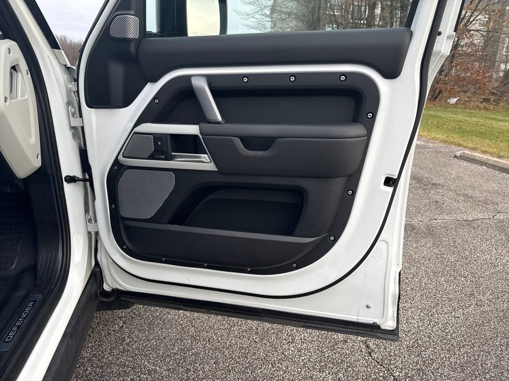 New 2024 Land Rover Defender 130 X-Dynamic SE image 15