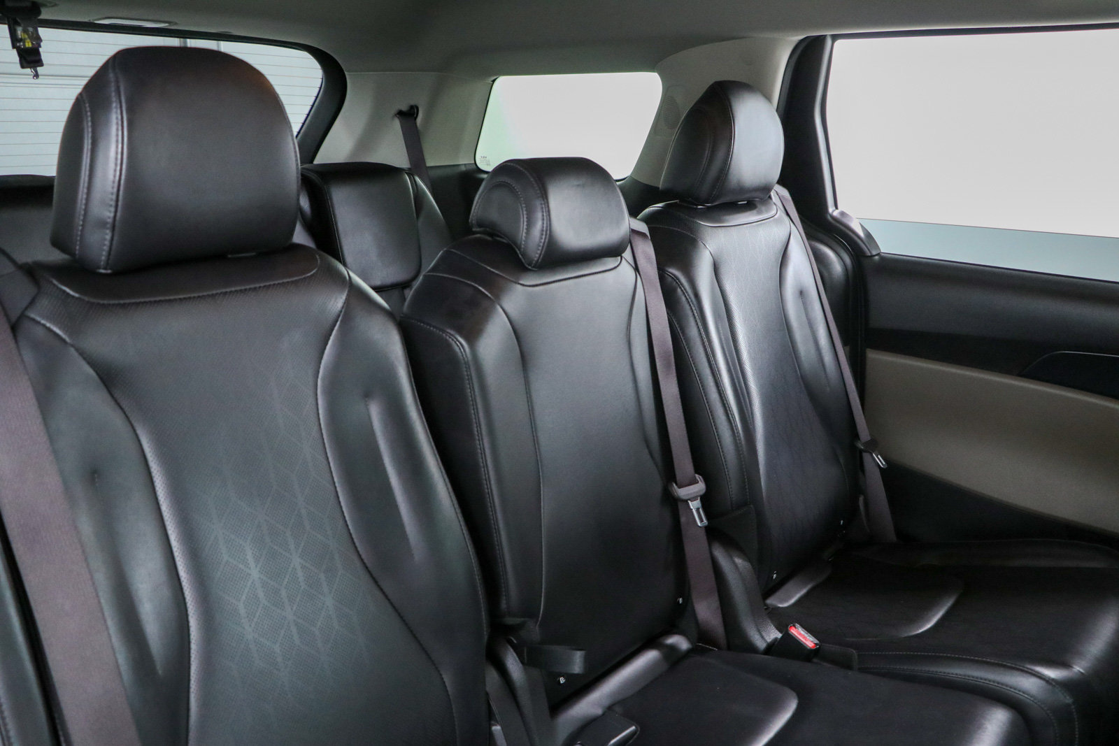 Used 2025 Kia Carnival FWD image 28