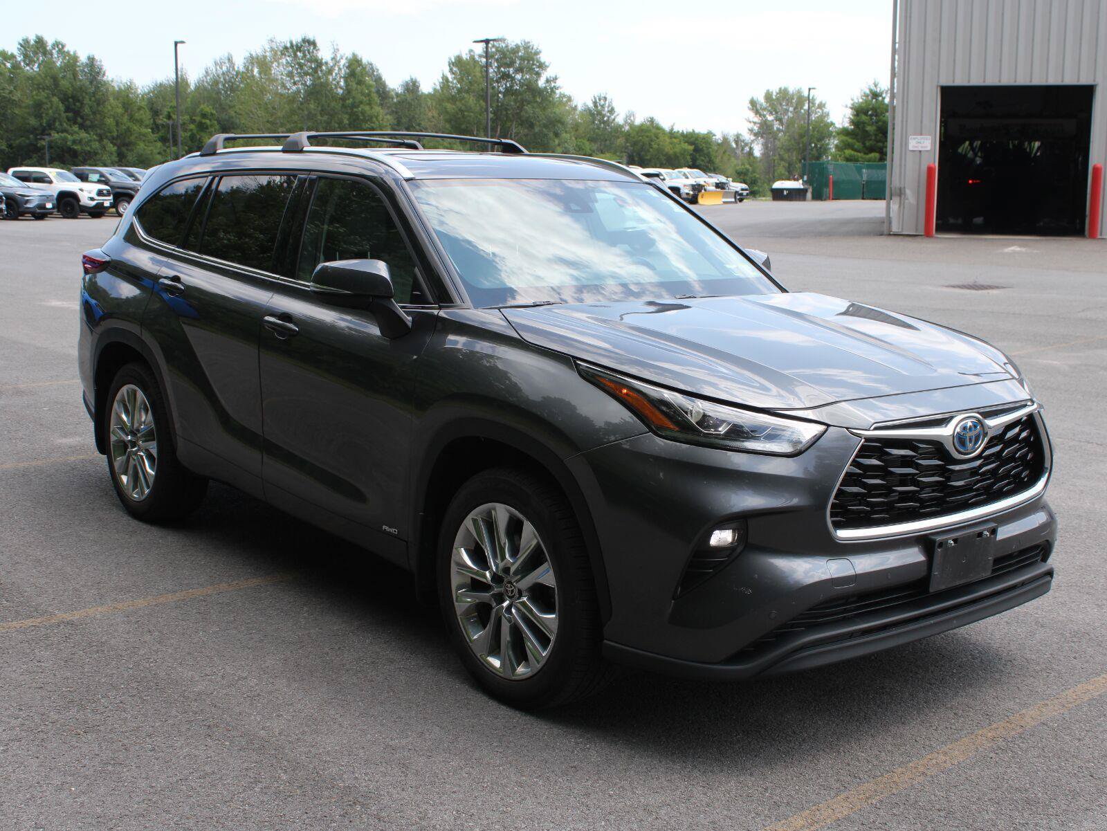 Used 2023 Toyota Highlander Limited AWD/4WD image 3