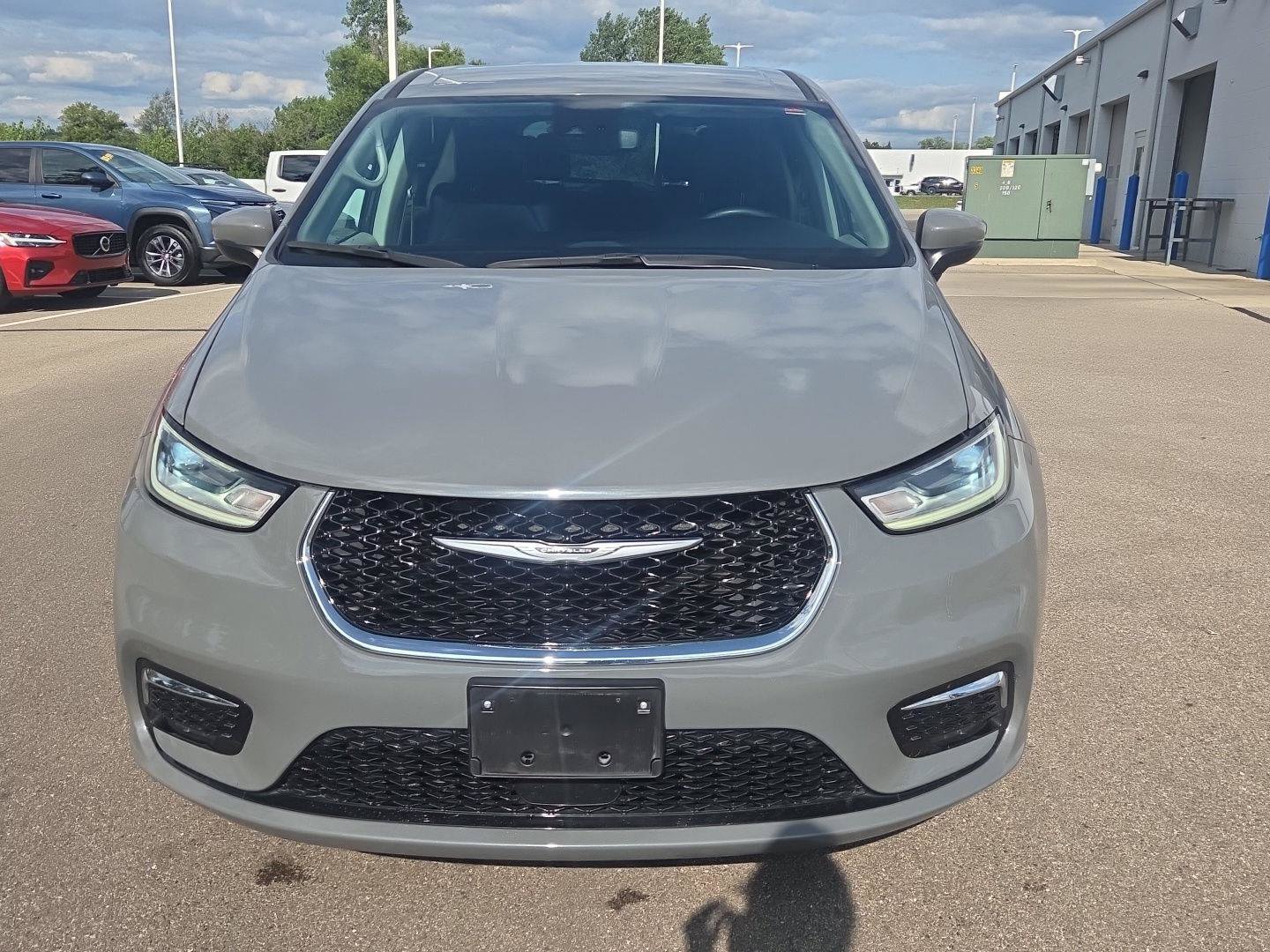 Used 2023 Chrysler Pacifica Touring-L FWD image 9