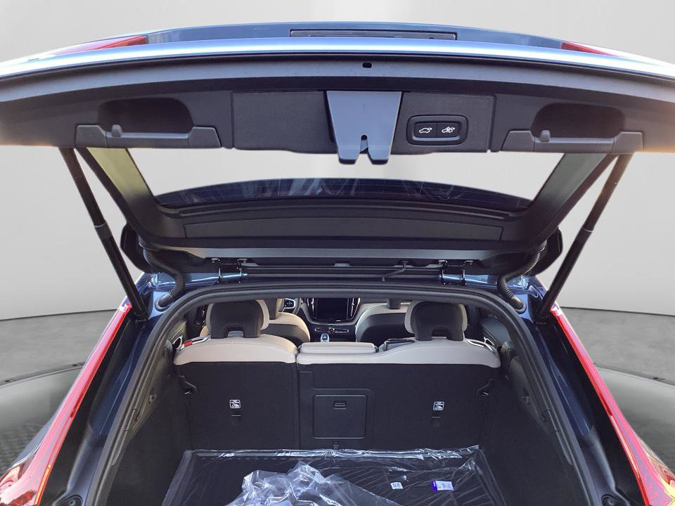 New 2027 Volvo XC60 B5 Plus AWD/4WD image 14