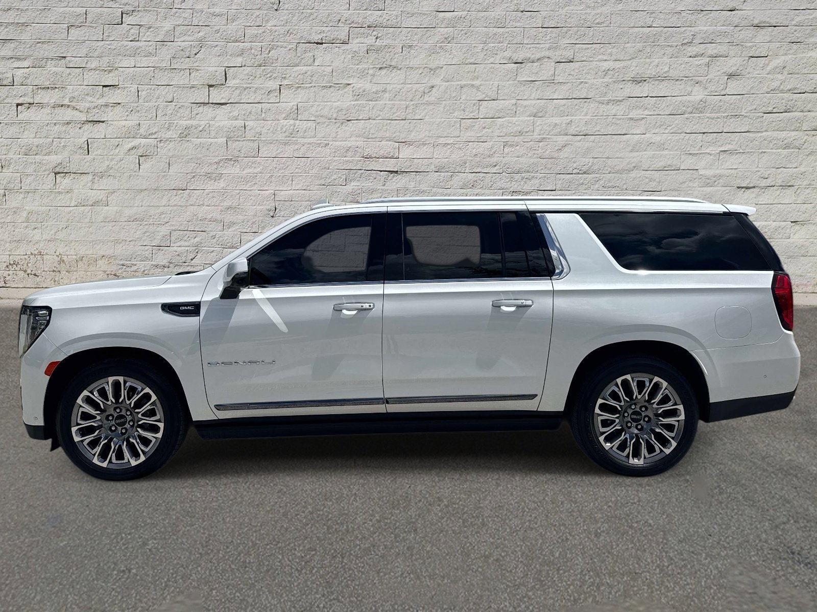 Used 2023 GMC Yukon XL Denali Ultimate AWD/4WD image 2
