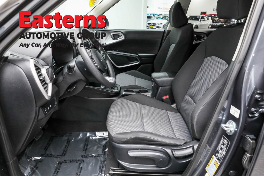 Used 2023 Kia Soul LX w/ LX Technology Package image 14