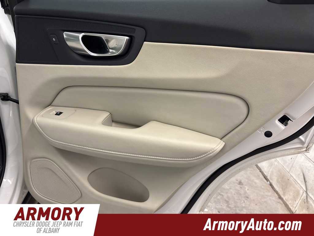 Used 2024 Volvo XC60 B5 Plus image 33