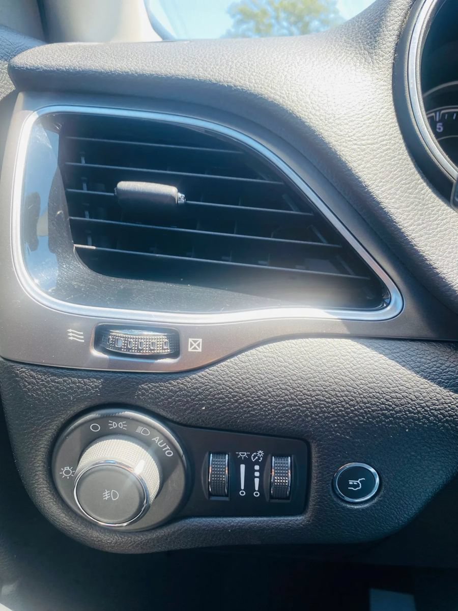 Used 2019 Jeep Cherokee Limited AWD/4WD image 12
