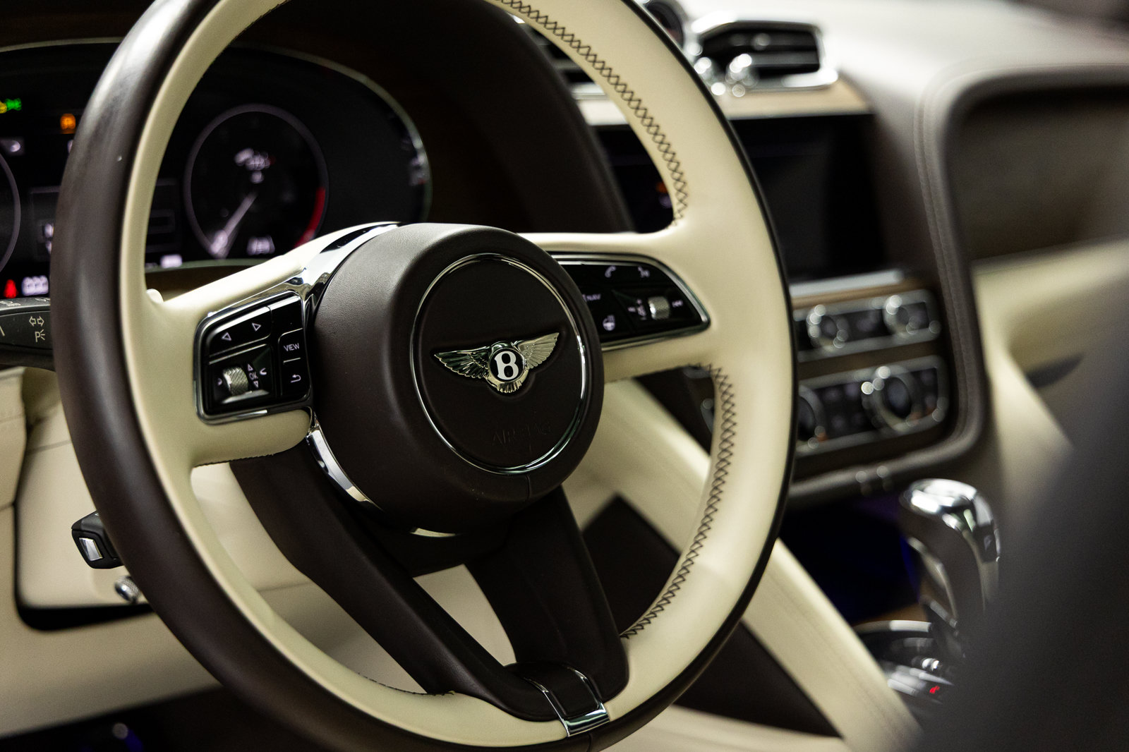 Used 2023 Bentley Bentayga AWD/4WD image 29