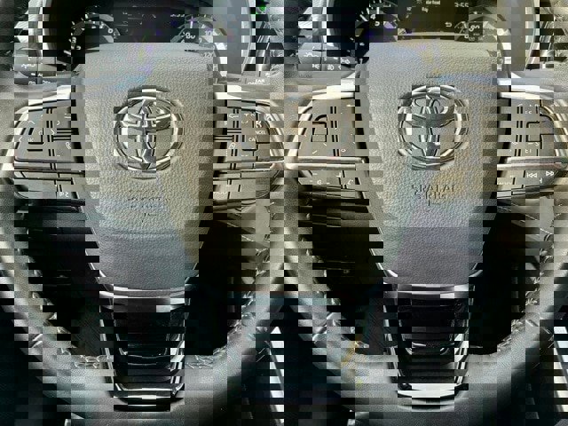 Used 2020 Toyota Highlander XLE image 24