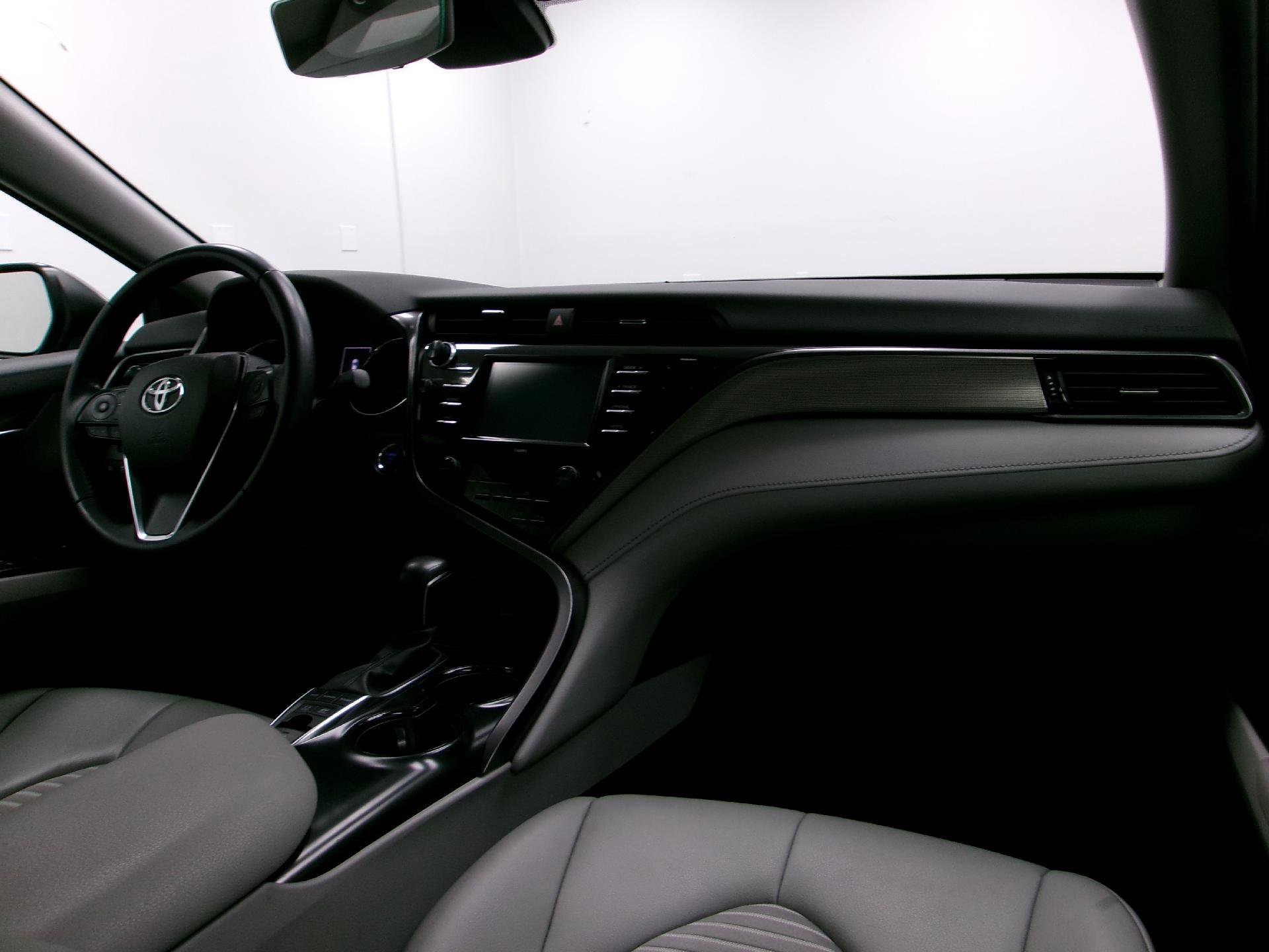 Used 2020 Toyota Camry SE image 3