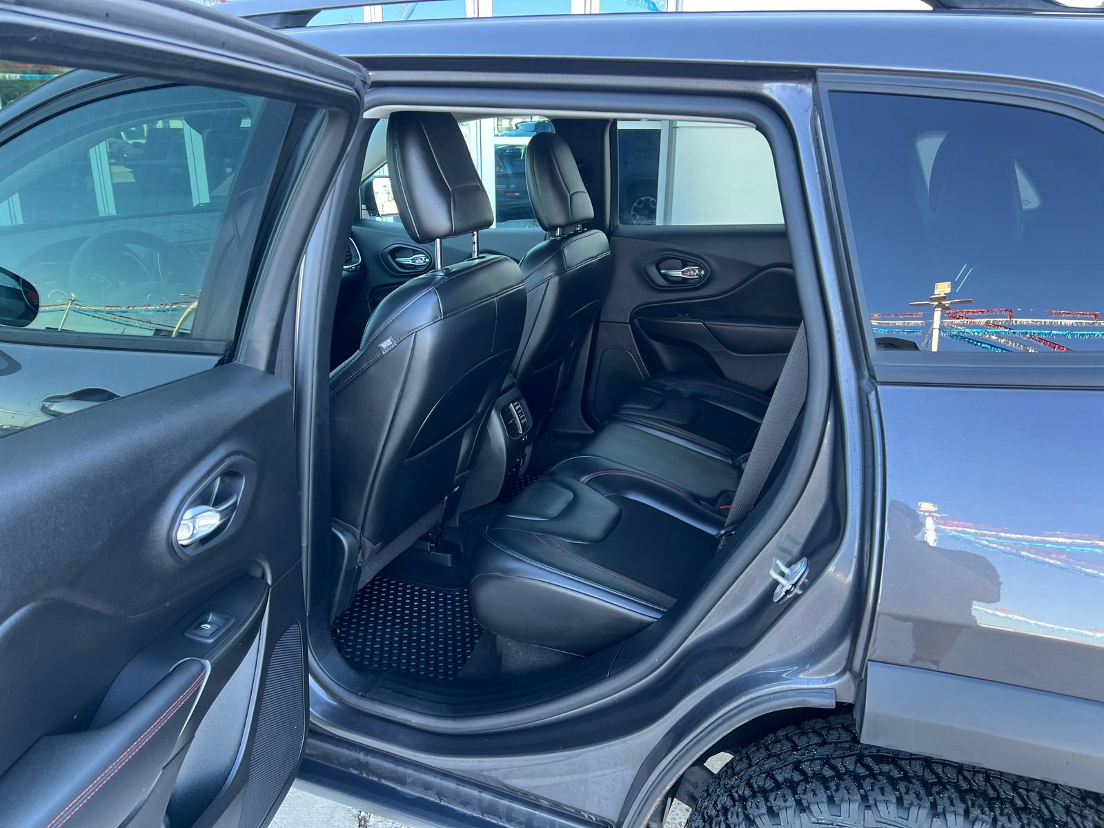Used 2020 Jeep Cherokee Trailhawk AWD/4WD image 11
