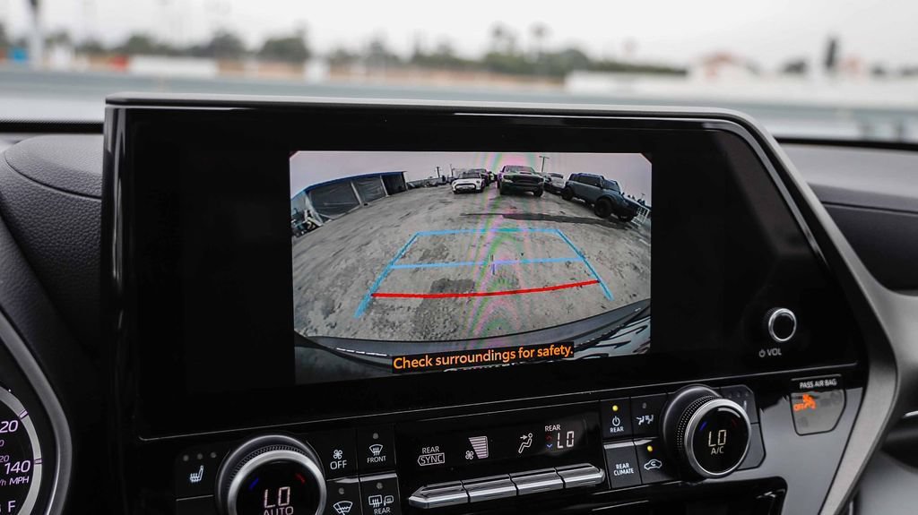 Used 2024 Toyota Highlander XLE AWD/4WD image 29