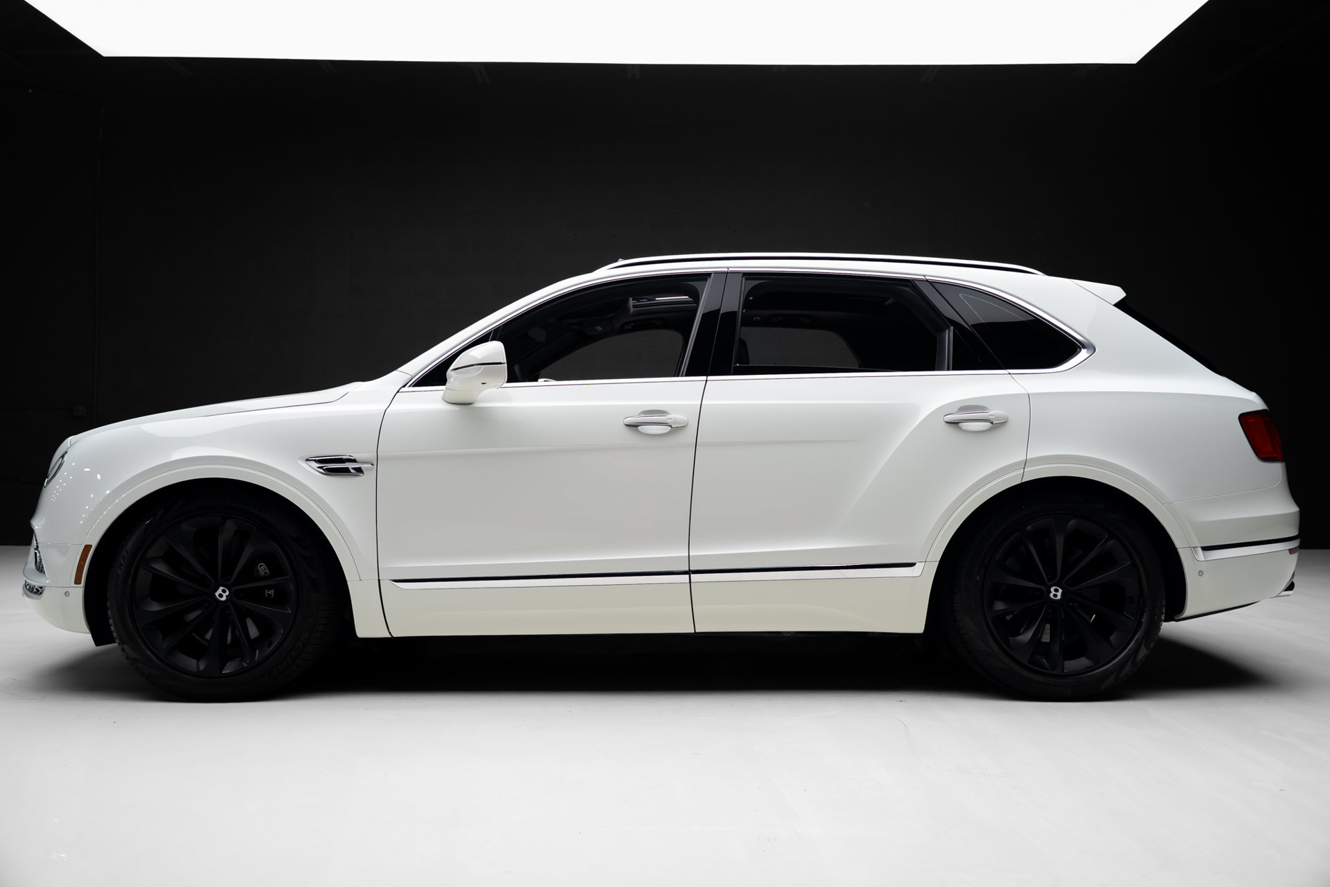 Used 2018 Bentley Bentayga AWD/4WD image 17
