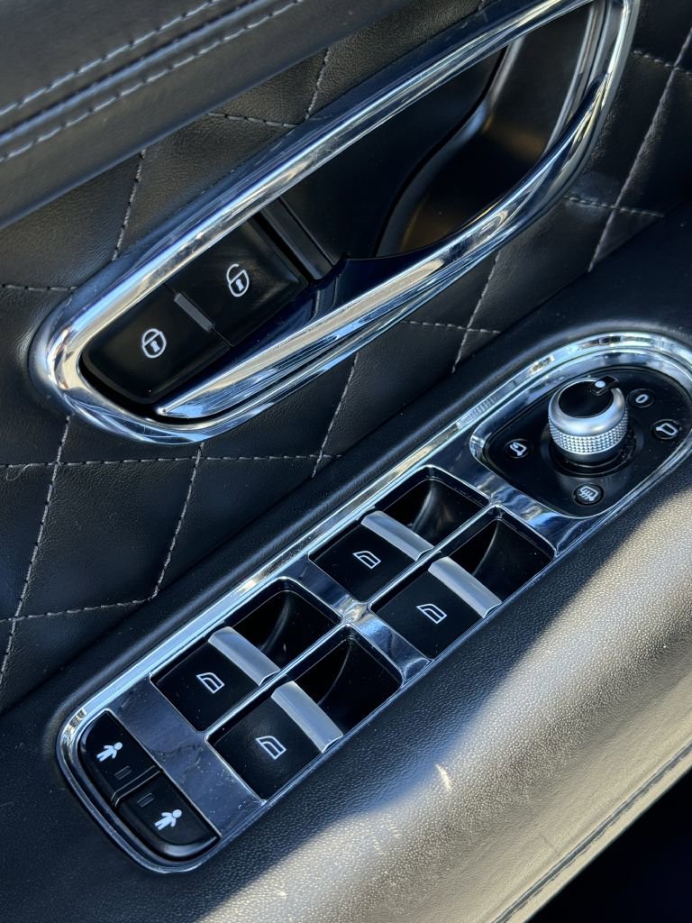 Used 2017 Bentley Bentayga image 24