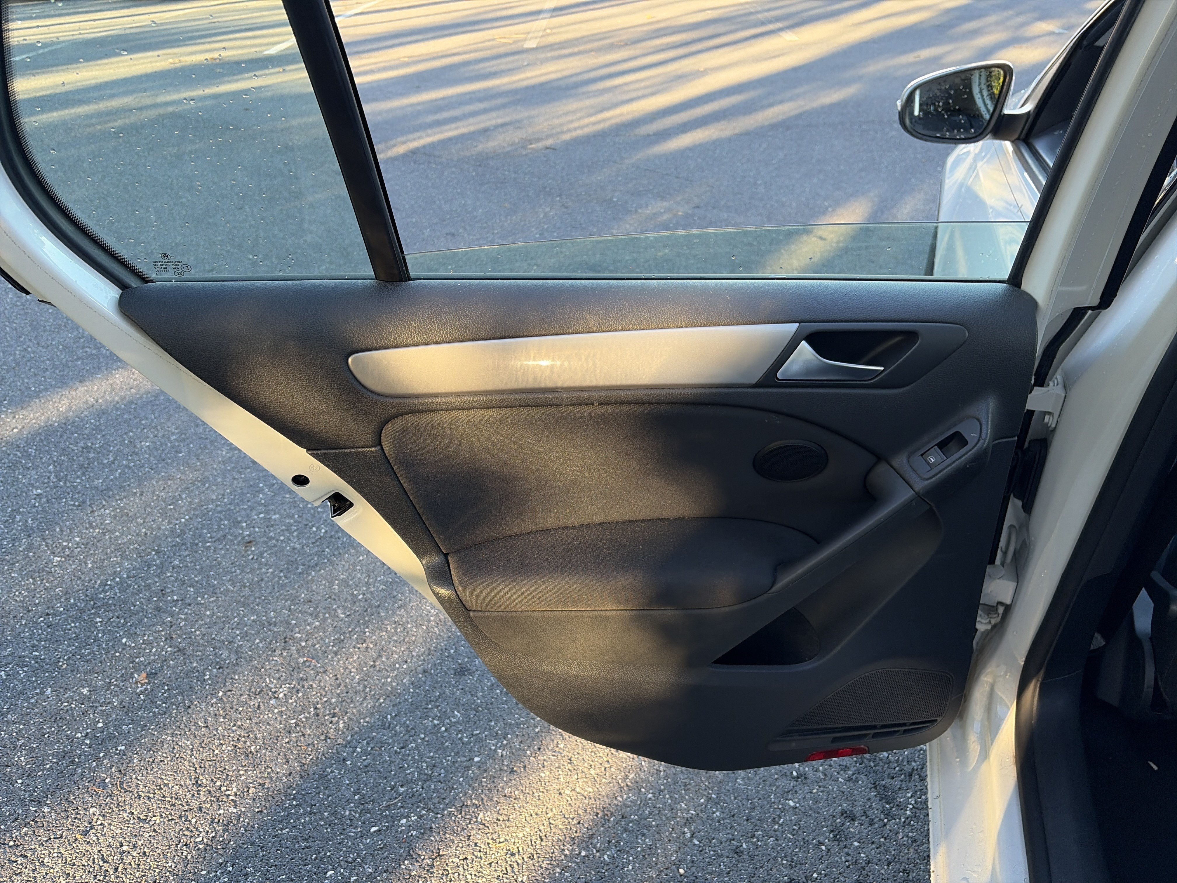 Used 2014 Volkswagen Golf 4-Door FWD image 15