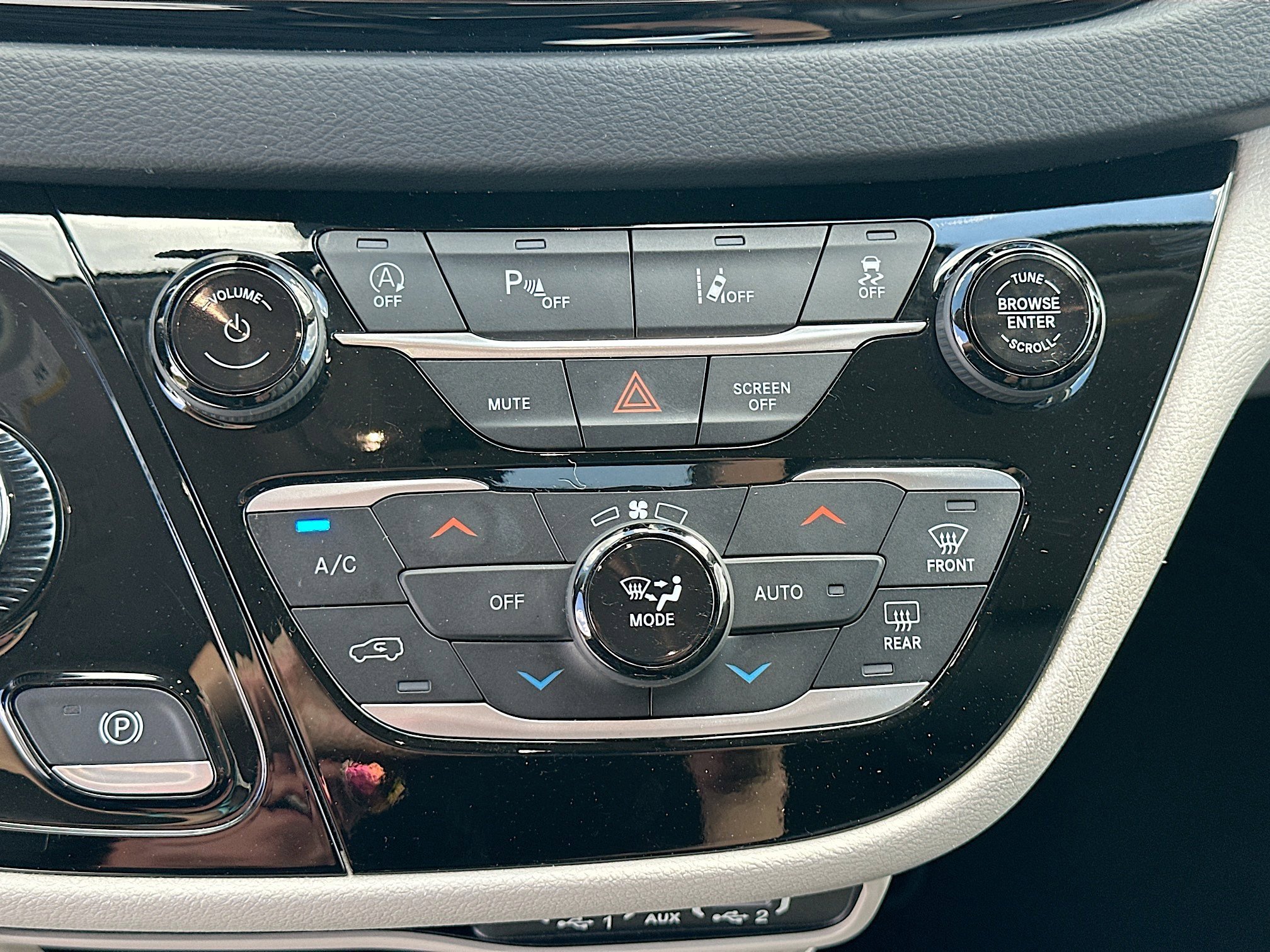 Used 2023 Chrysler Pacifica Touring-L image 15