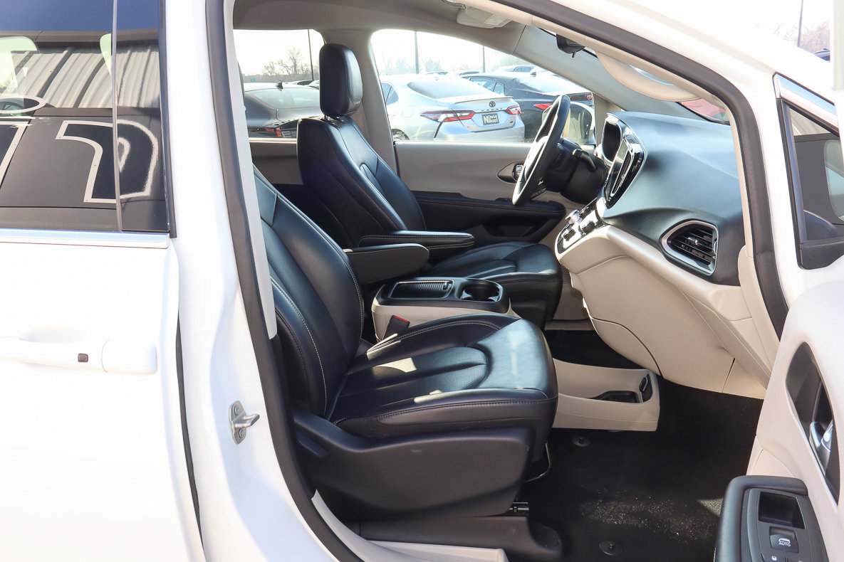 Used 2023 Chrysler Pacifica Touring-L image 27