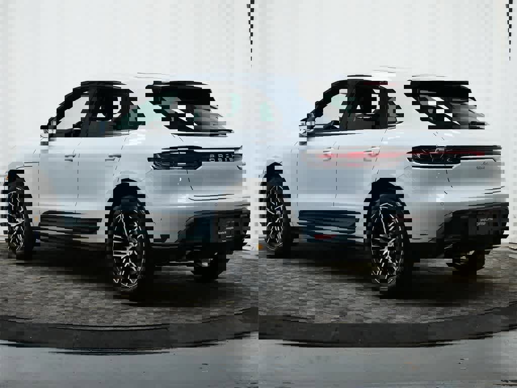 Used 2023 Porsche Macan Turbo image 3