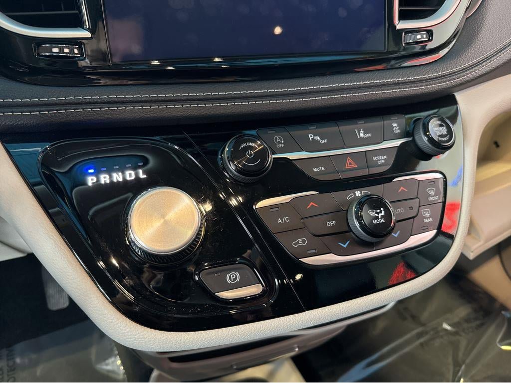 Used 2024 Chrysler Pacifica Touring-L AWD/4WD image 23