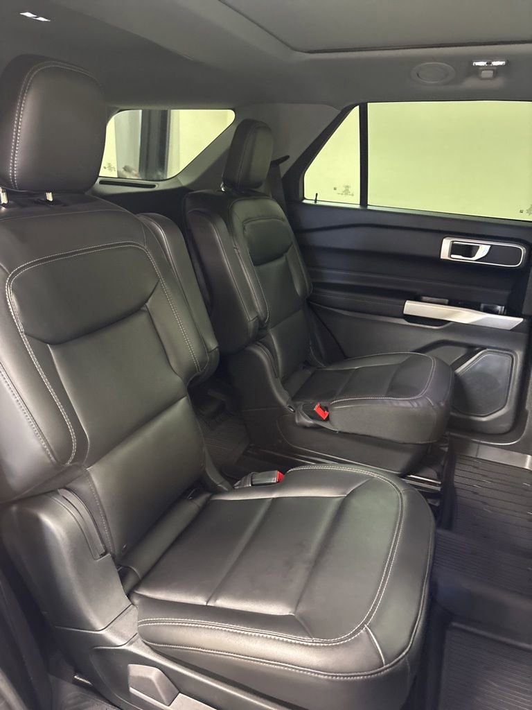 Used 2022 Ford Explorer XLT w/ Equipment Group 202A AWD/4WD image 33
