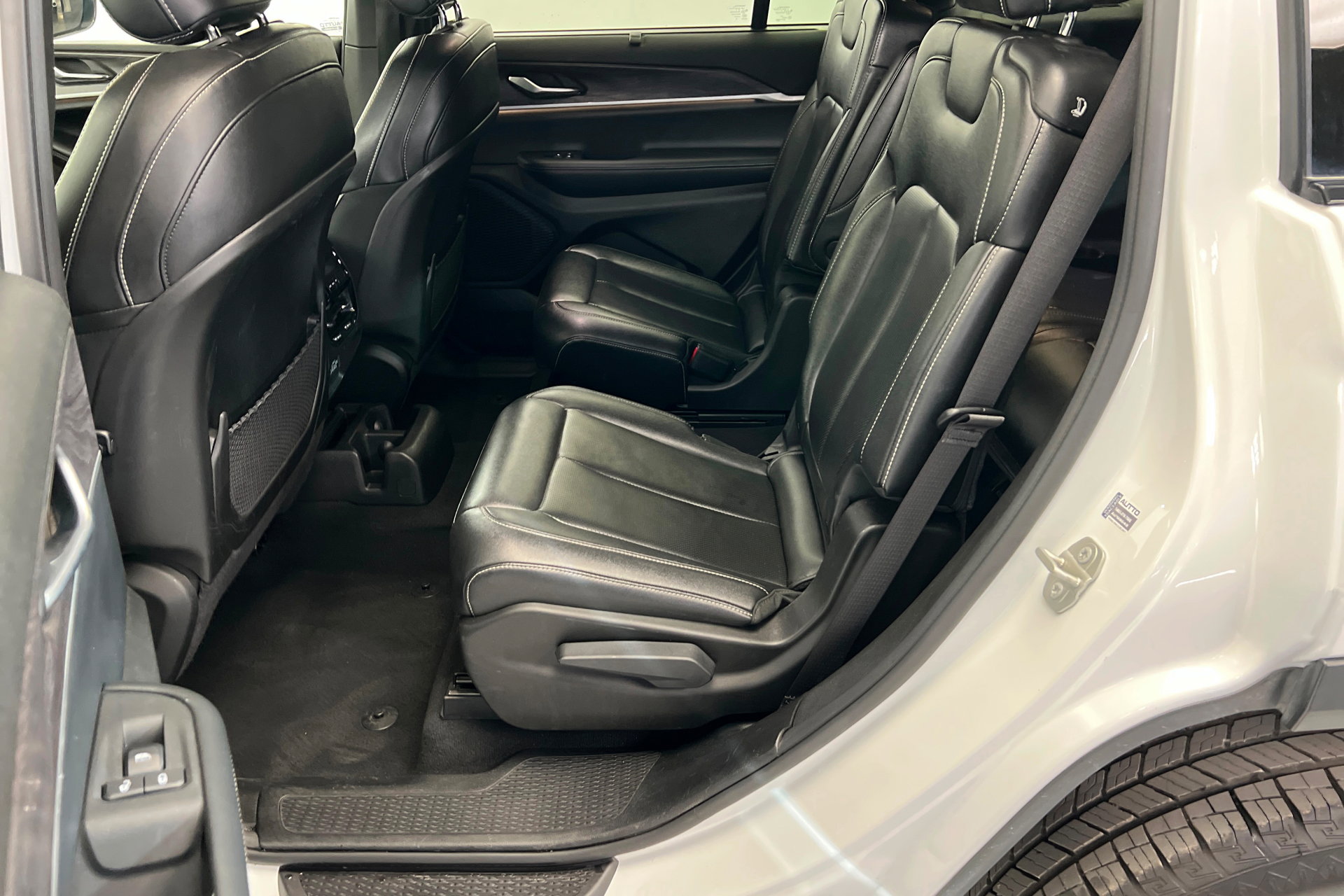 Used 2024 Jeep Grand Cherokee L Limited w/ Luxury Tech Group II image 21