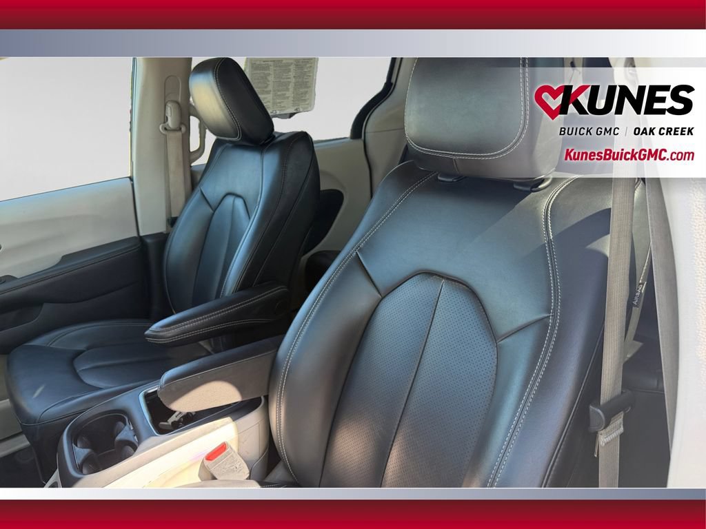 Used 2023 Chrysler Pacifica Touring-L FWD image 21