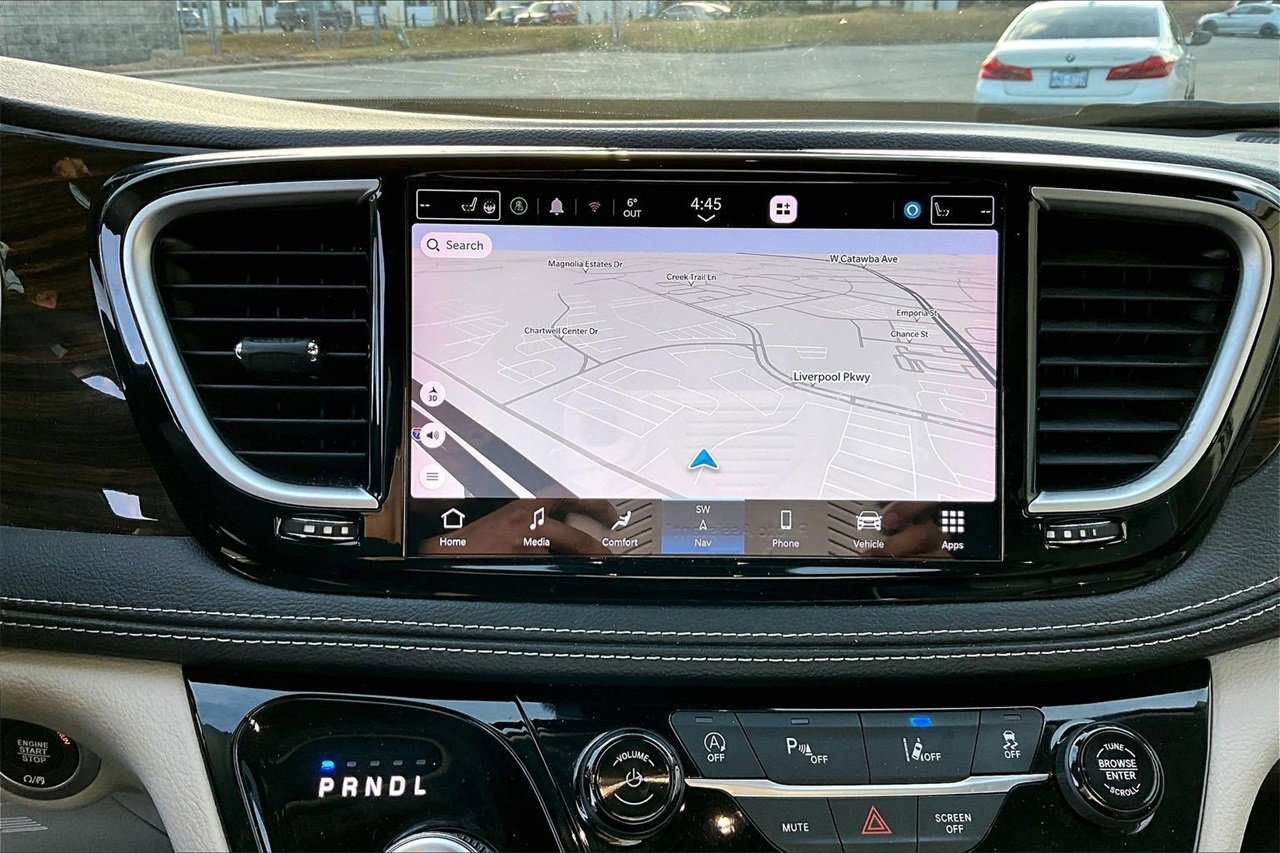 Certified 2023 Chrysler Pacifica Limited image 13