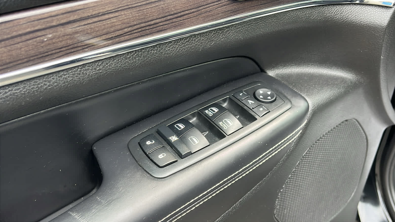 Used 2017 Jeep Grand Cherokee Overland AWD/4WD image 23