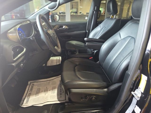 Used 2025 Chrysler Pacifica Select FWD image 5